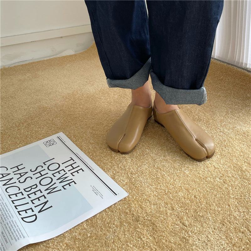 Black tabi shoe flats with split-toe design and flexible microfiber upper