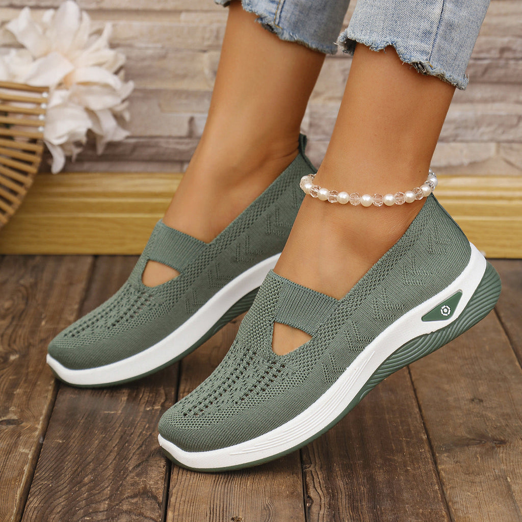 Lightweight women's summer shoe with breathable thread mesh upper and flat sole