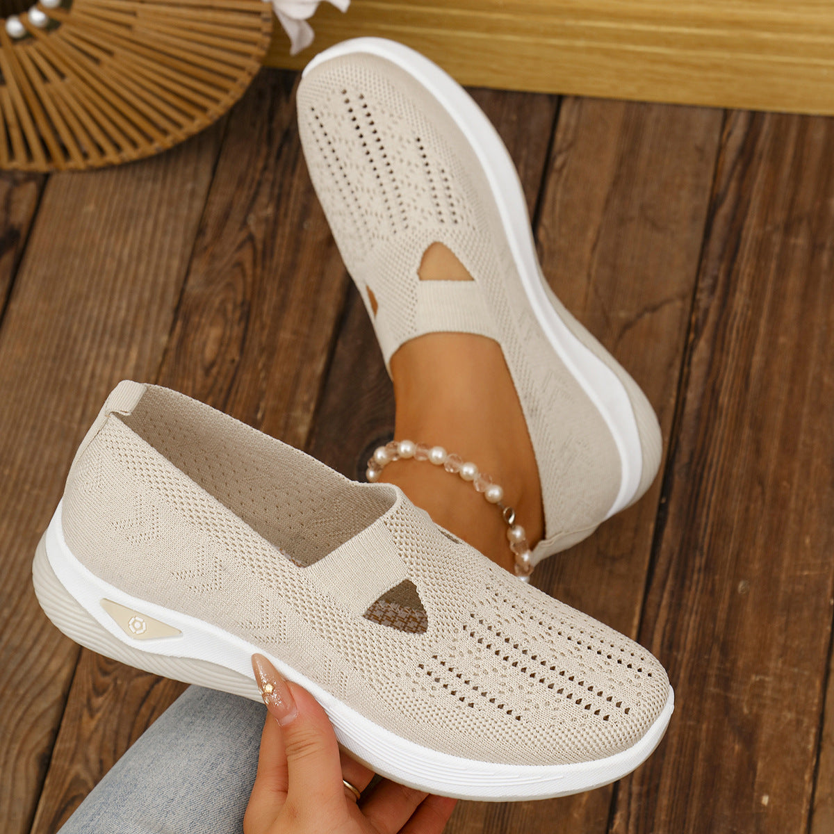 Lightweight breathable thread mesh summer footwear with flyknit upper and flat heel profile