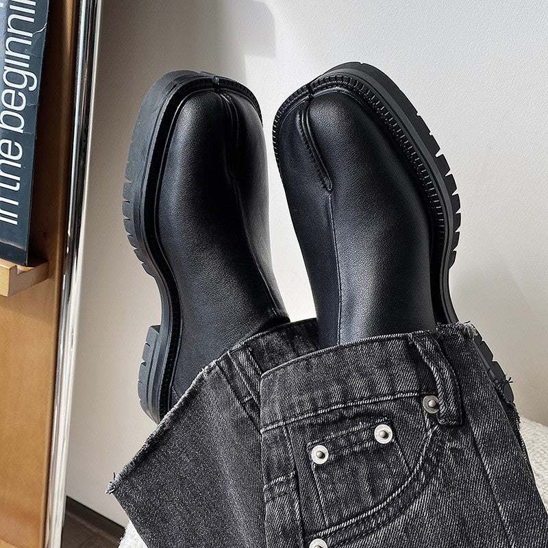 Black slip-on tabi boots for men with split-toe design and pigskin lining for comfort and ventilation
